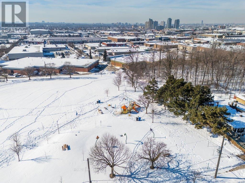 7 Roseglen Crescent, Toronto, Ontario  M3N 1G7 - Photo 41 - W12754052
