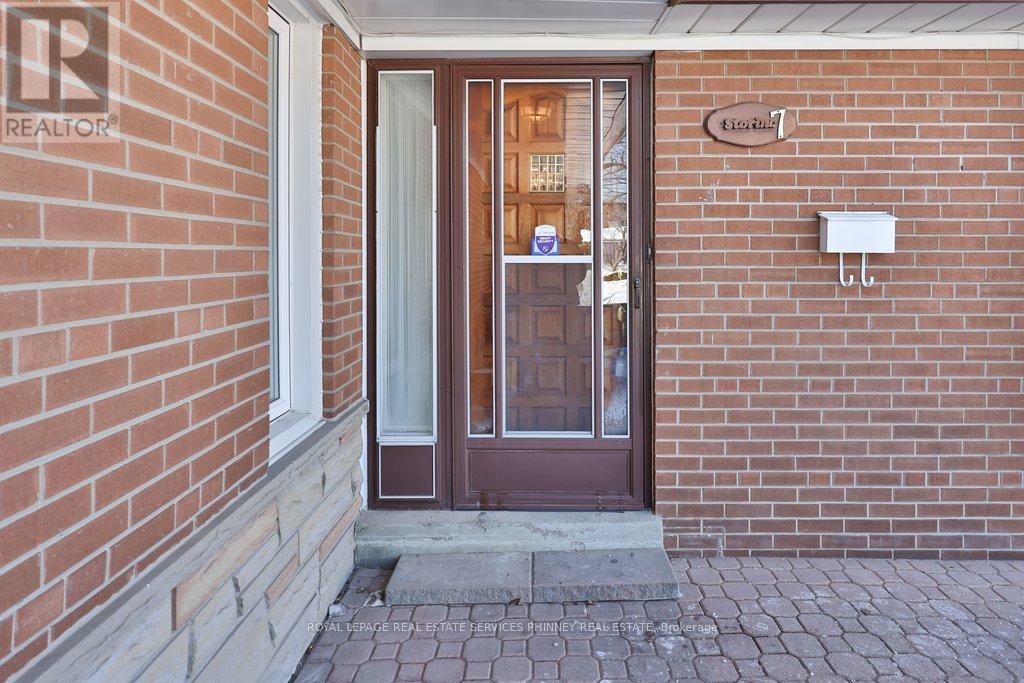 7 Roseglen Crescent, Toronto, Ontario  M3N 1G7 - Photo 4 - W12754052