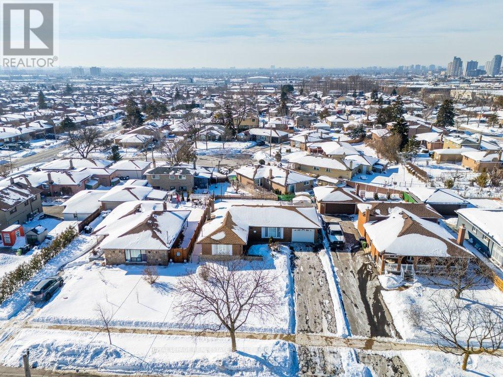 7 Roseglen Crescent, Toronto, Ontario  M3N 1G7 - Photo 42 - W12754052