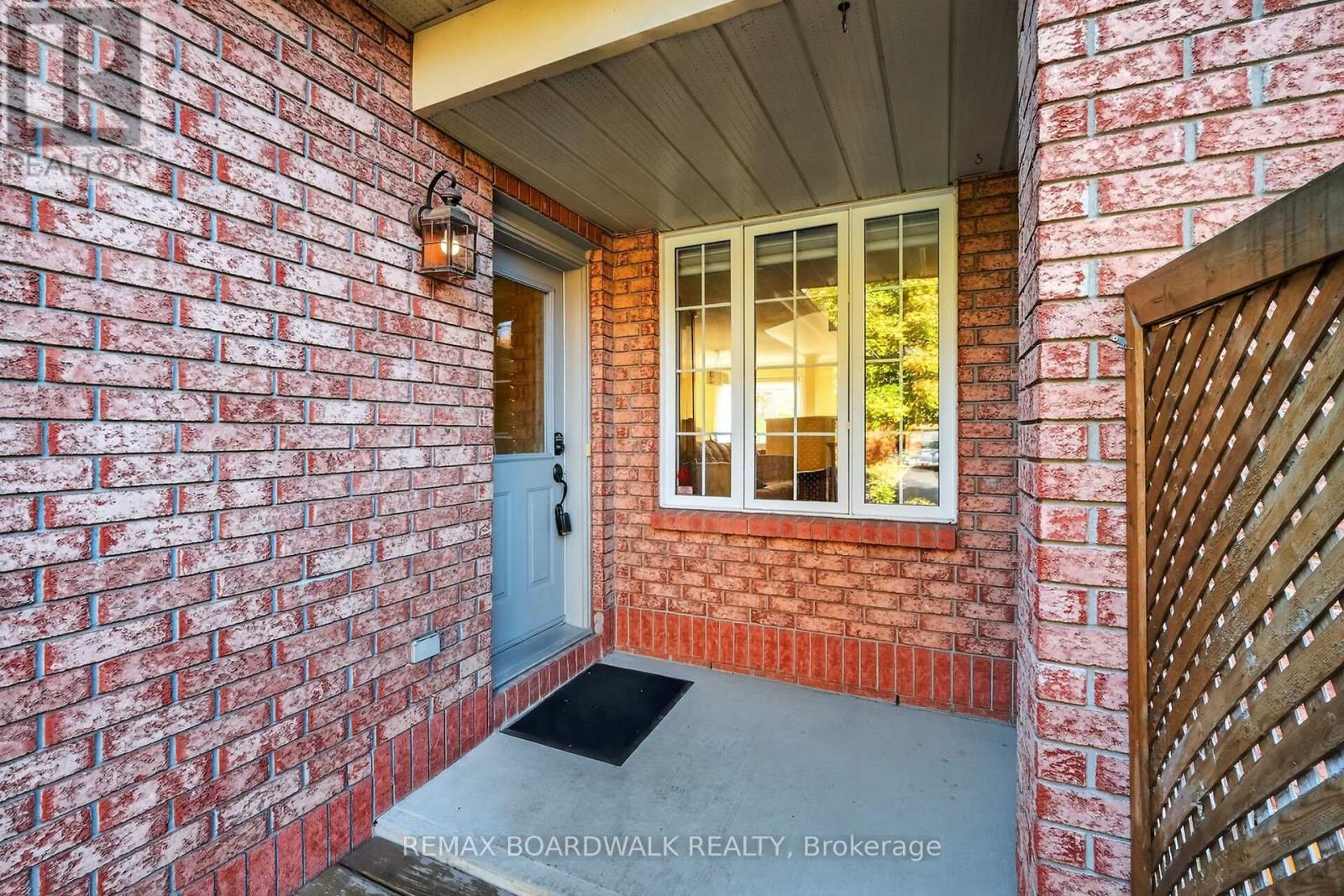 42 College Circle, Ottawa, Ontario  K1K 4R8 - Photo 3 - X12908962