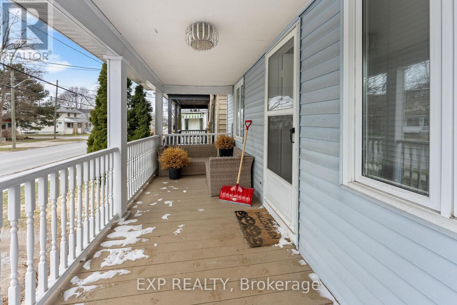 198 Geneva Street, St. Catharines (Downtown), Ontario  L2R 4P6 - Photo 2 - X12908908