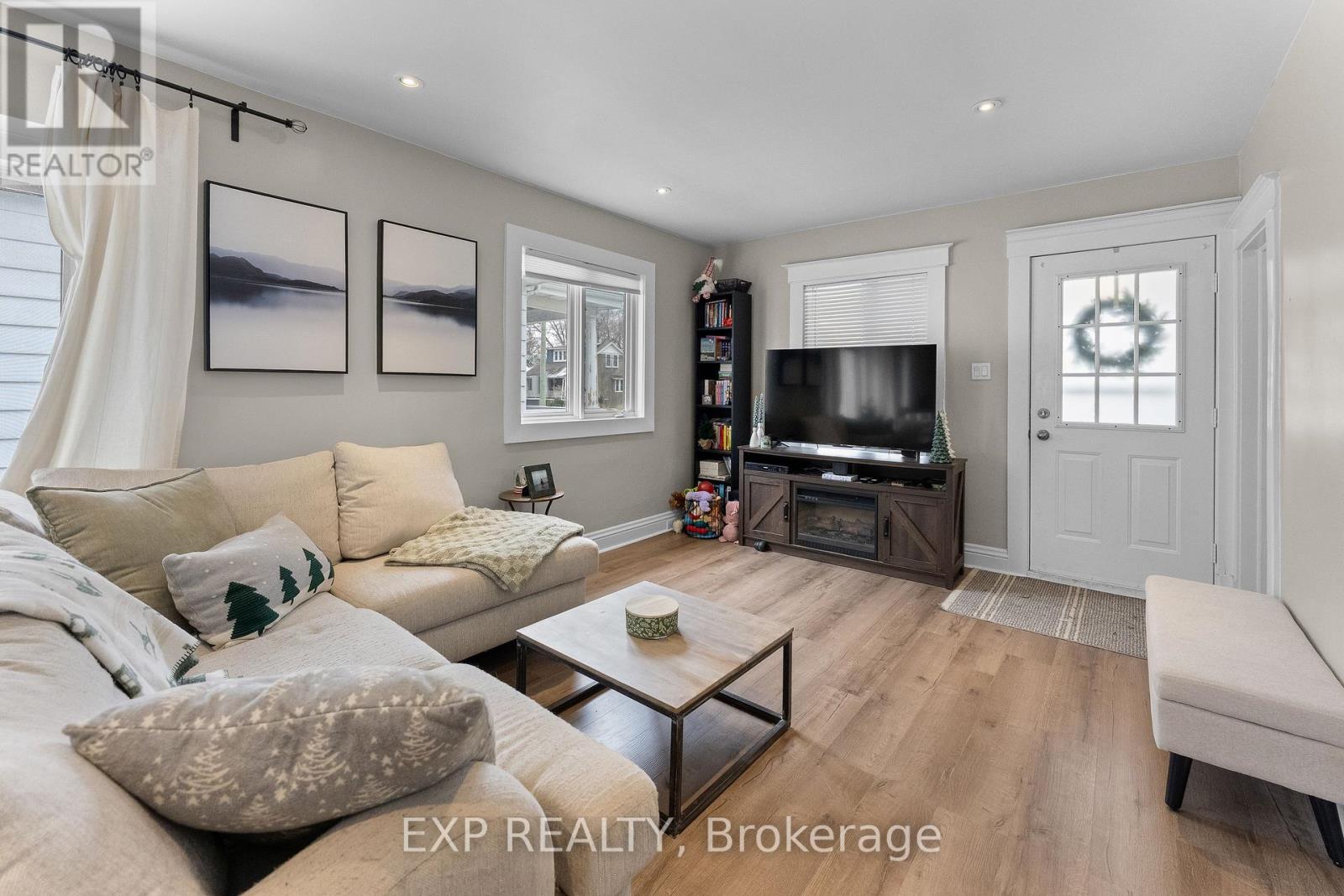 198 Geneva Street, St. Catharines (Downtown), Ontario  L2R 4P6 - Photo 3 - X12908908