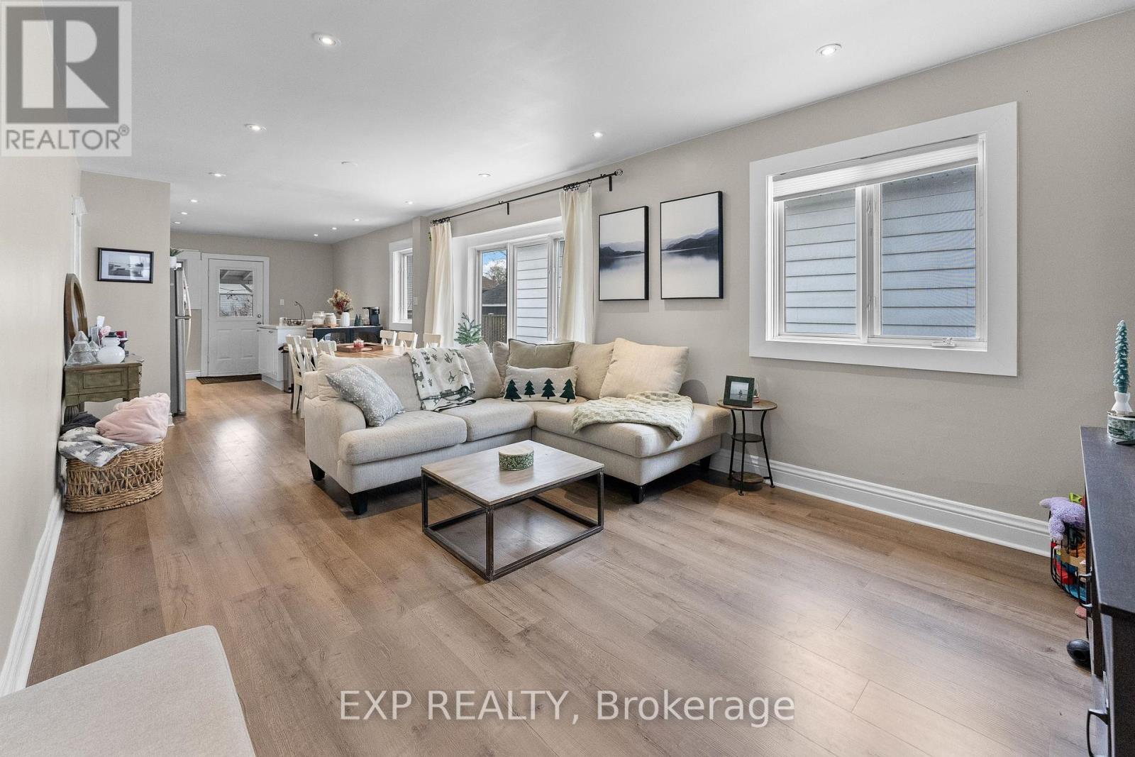 198 Geneva Street, St. Catharines (Downtown), Ontario  L2R 4P6 - Photo 4 - X12908908