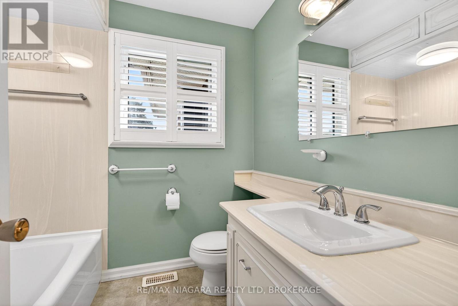 23 Almond Gardens, Grimsby, Ontario  L3M 2K2 - Photo 15 - X12908922