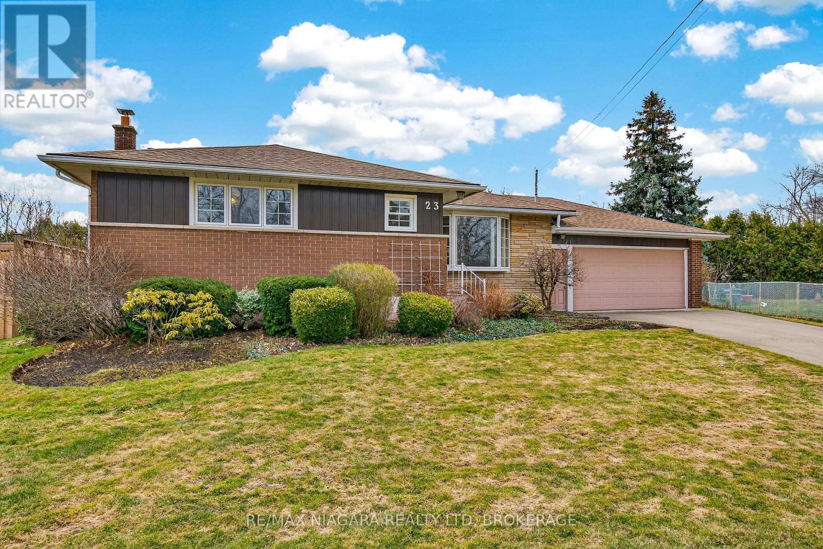 23 Almond Gardens, Grimsby, Ontario  L3M 2K2 - Photo 2 - X12908922