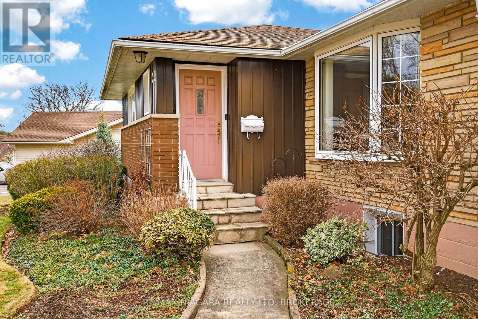 23 Almond Gardens, Grimsby, Ontario  L3M 2K2 - Photo 4 - X12908922