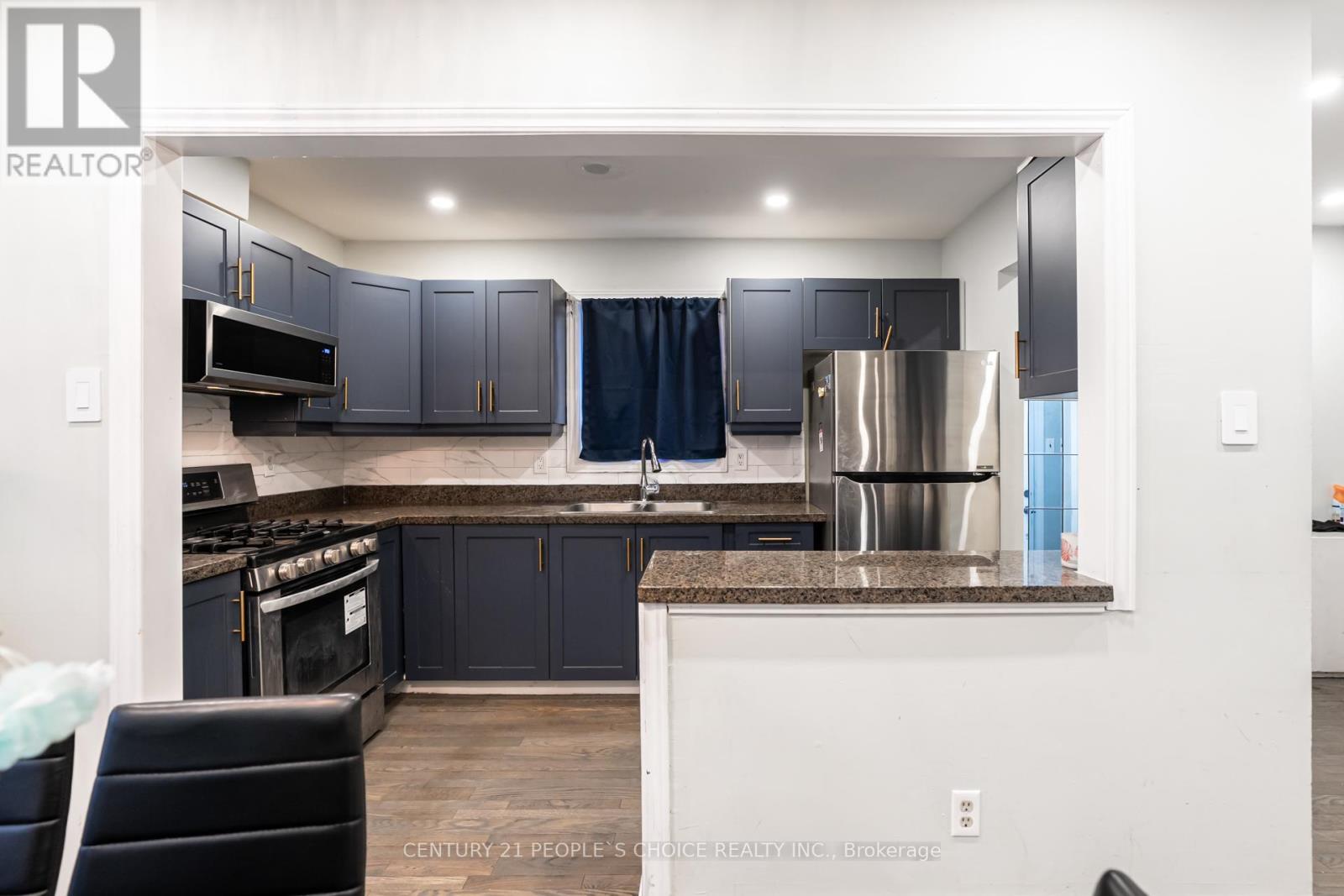 18 Hernon Court, Brampton, Ontario  L6S 2B9 - Photo 4 - W12844698