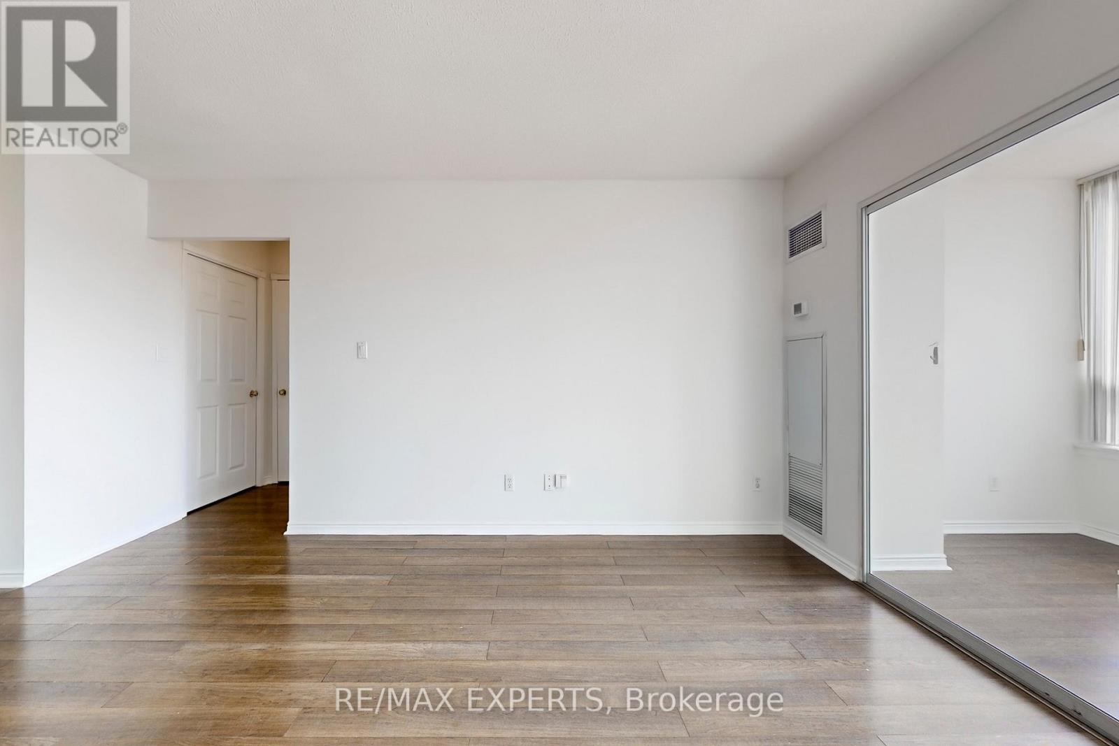 1409 - 135 Hillcrest Avenue, Mississauga, Ontario  L5B 4B1 - Photo 10 - W12908950