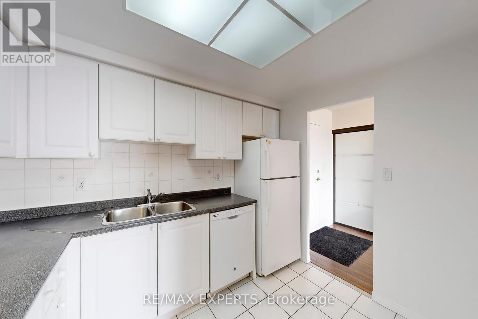 1409 - 135 Hillcrest Avenue, Mississauga, Ontario  L5B 4B1 - Photo 19 - W12908950