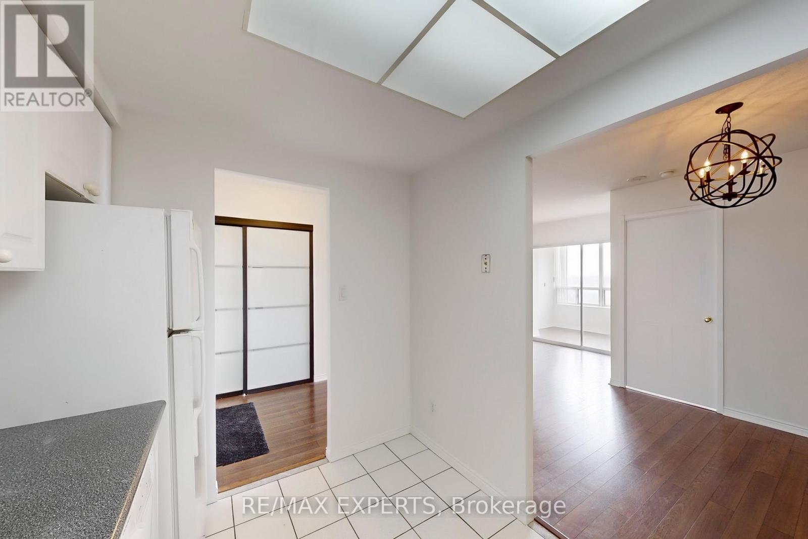 1409 - 135 Hillcrest Avenue, Mississauga, Ontario  L5B 4B1 - Photo 21 - W12908950