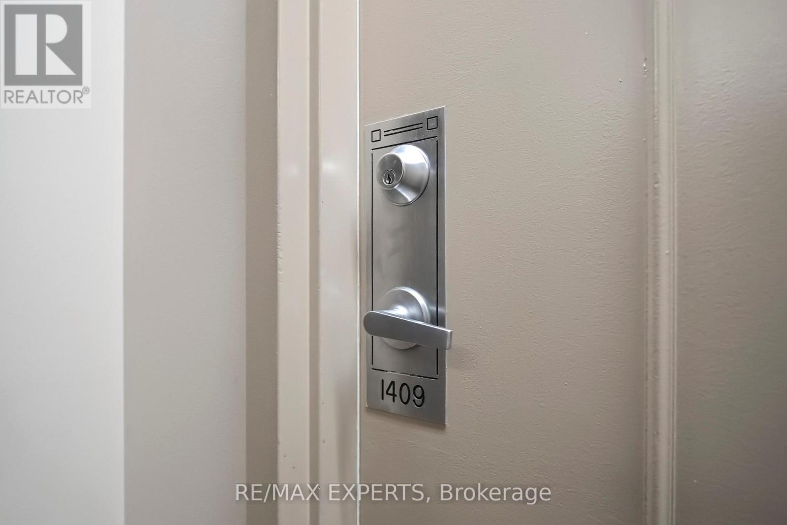 1409 - 135 Hillcrest Avenue, Mississauga, Ontario  L5B 4B1 - Photo 6 - W12908950