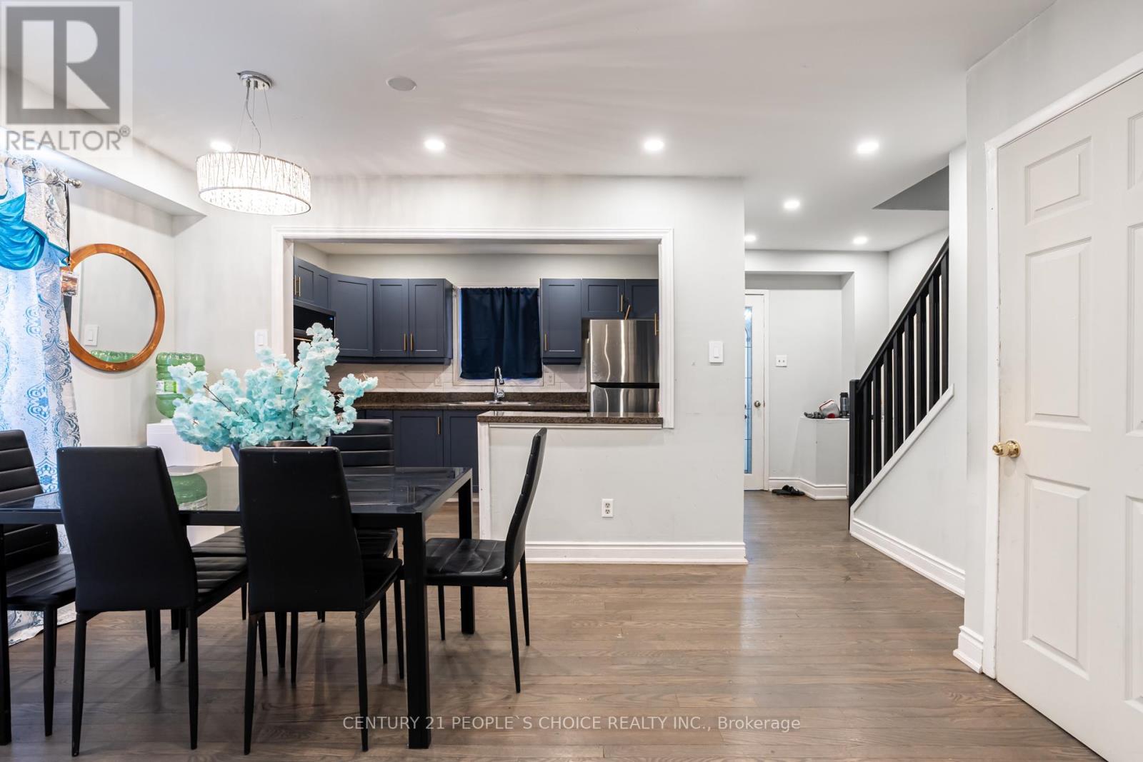 18 Hernon Court, Brampton, Ontario  L6S 2B9 - Photo 7 - W12844698