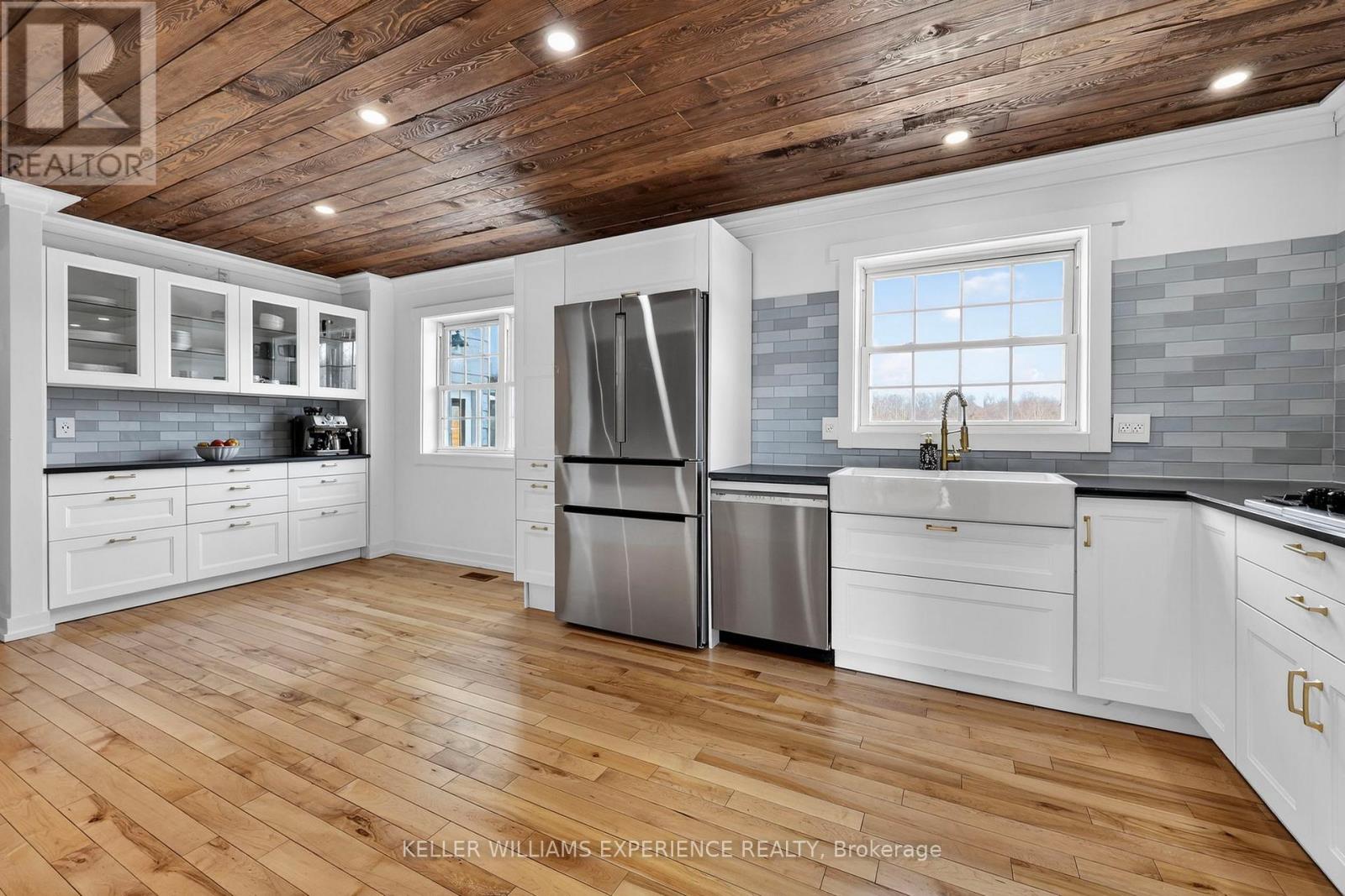 2 Algonquin Heights Court, Essa, Ontario  L0L 2N0 - Photo 9 - N12869824