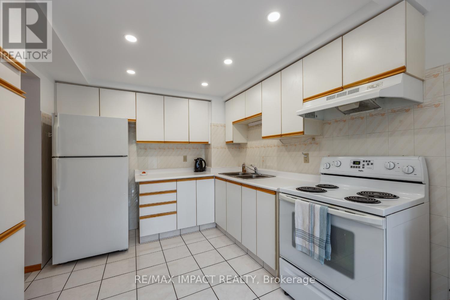 820 Bennett Crescent, Oshawa, Ontario  L1K 1V4 - Photo 4 - E12909236