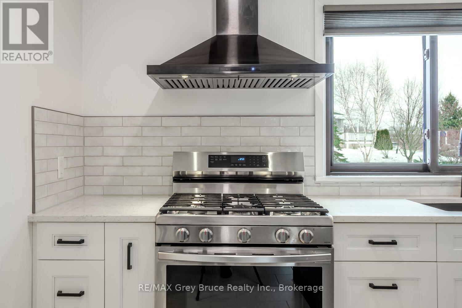 105 John Street, Georgian Bluffs, Ontario  N0H 2T0 - Photo 14 - X12909378