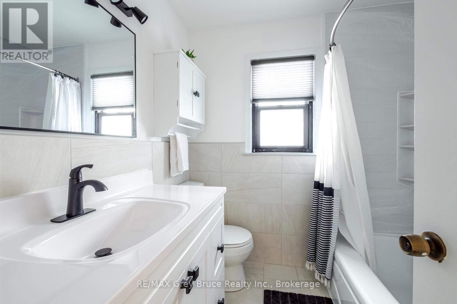 105 John Street, Georgian Bluffs, Ontario  N0H 2T0 - Photo 18 - X12909378