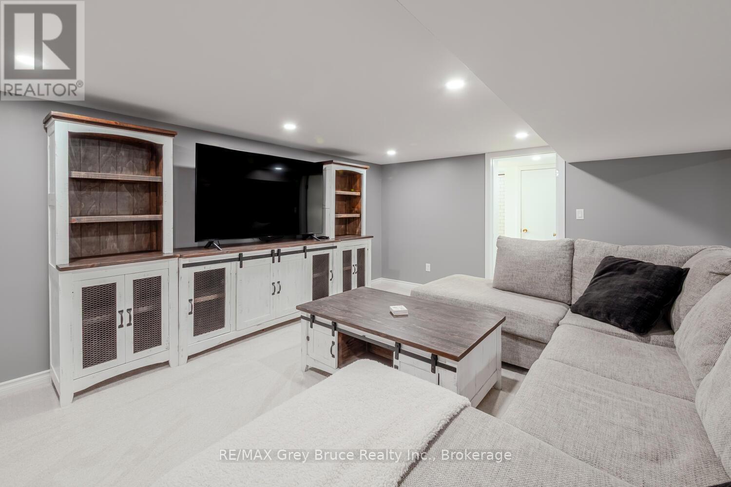 105 John Street, Georgian Bluffs, Ontario  N0H 2T0 - Photo 26 - X12909378