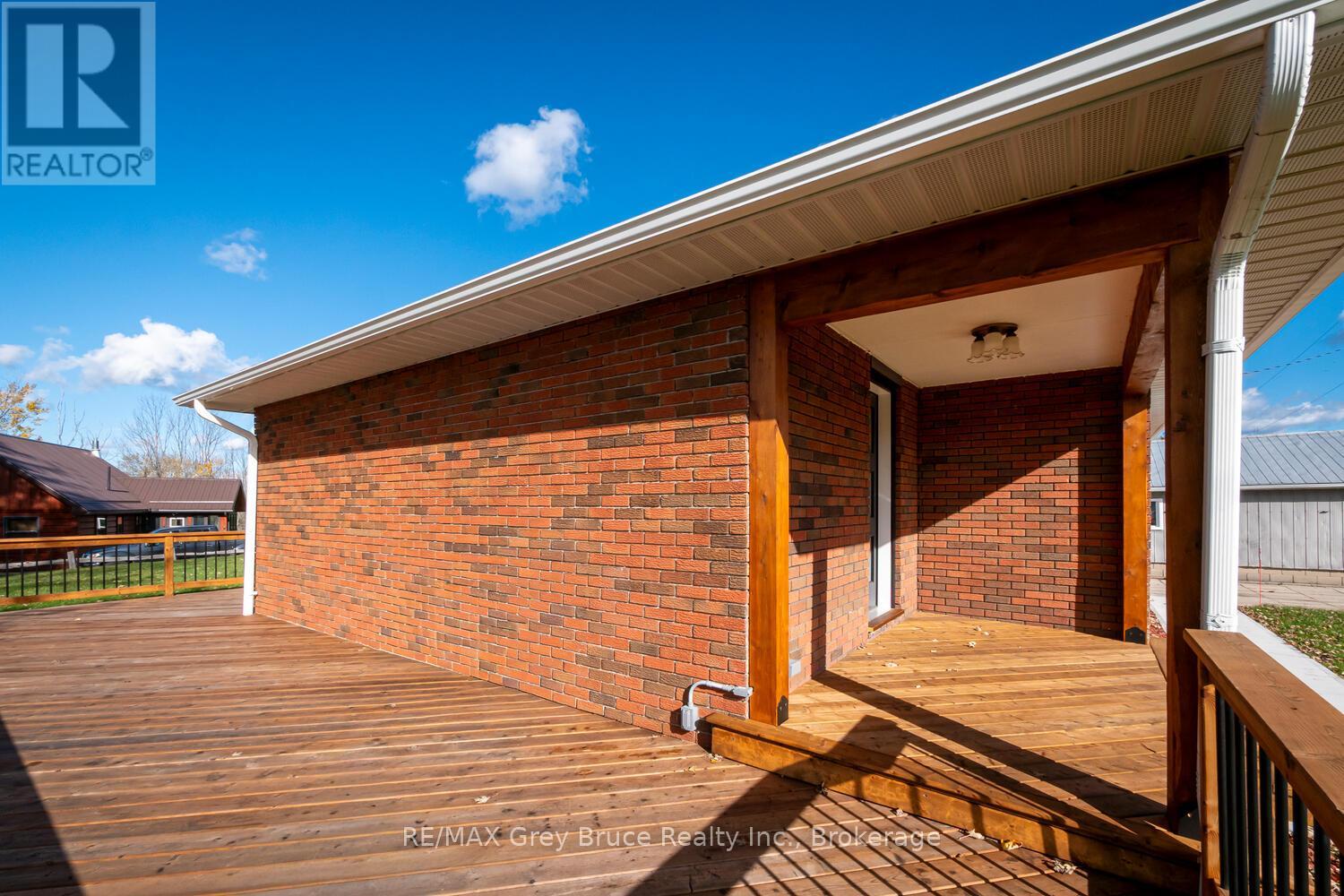 105 John Street, Georgian Bluffs, Ontario  N0H 2T0 - Photo 36 - X12909378