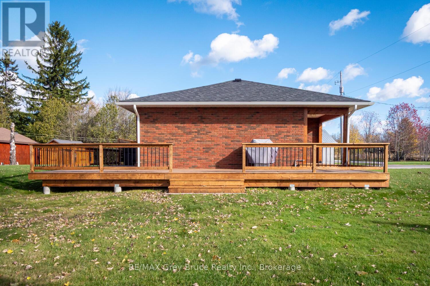 105 John Street, Georgian Bluffs, Ontario  N0H 2T0 - Photo 37 - X12909378