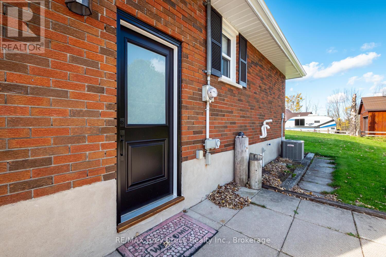 105 John Street, Georgian Bluffs, Ontario  N0H 2T0 - Photo 40 - X12909378