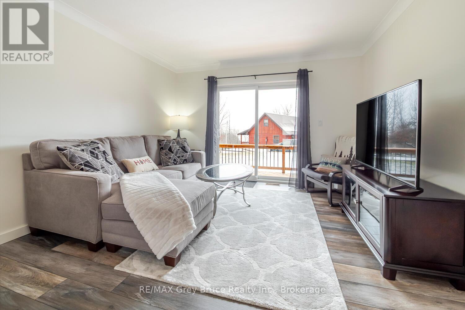 105 John Street, Georgian Bluffs, Ontario  N0H 2T0 - Photo 7 - X12909378