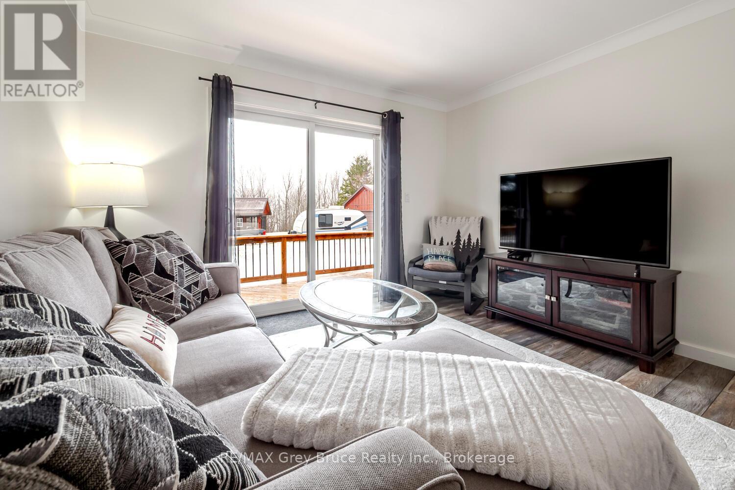 105 John Street, Georgian Bluffs, Ontario  N0H 2T0 - Photo 8 - X12909378