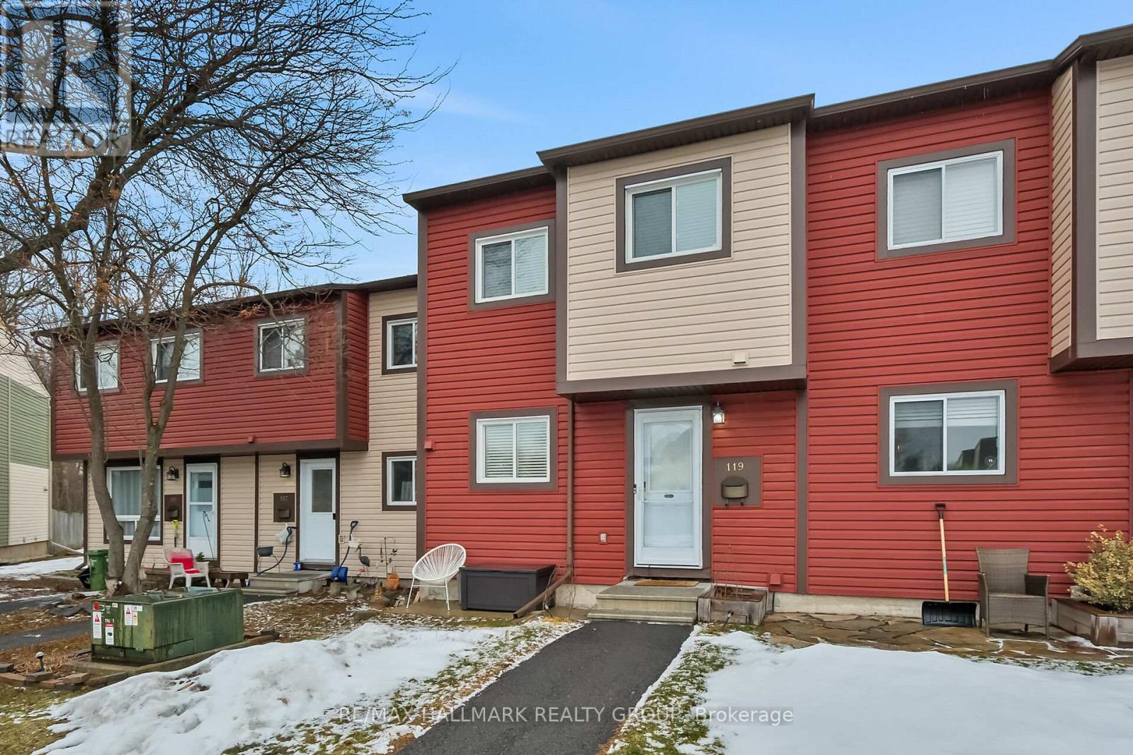 119 Teal Crescent, Ottawa, Ontario  K1E 2C1 - Photo 3 - X12909342
