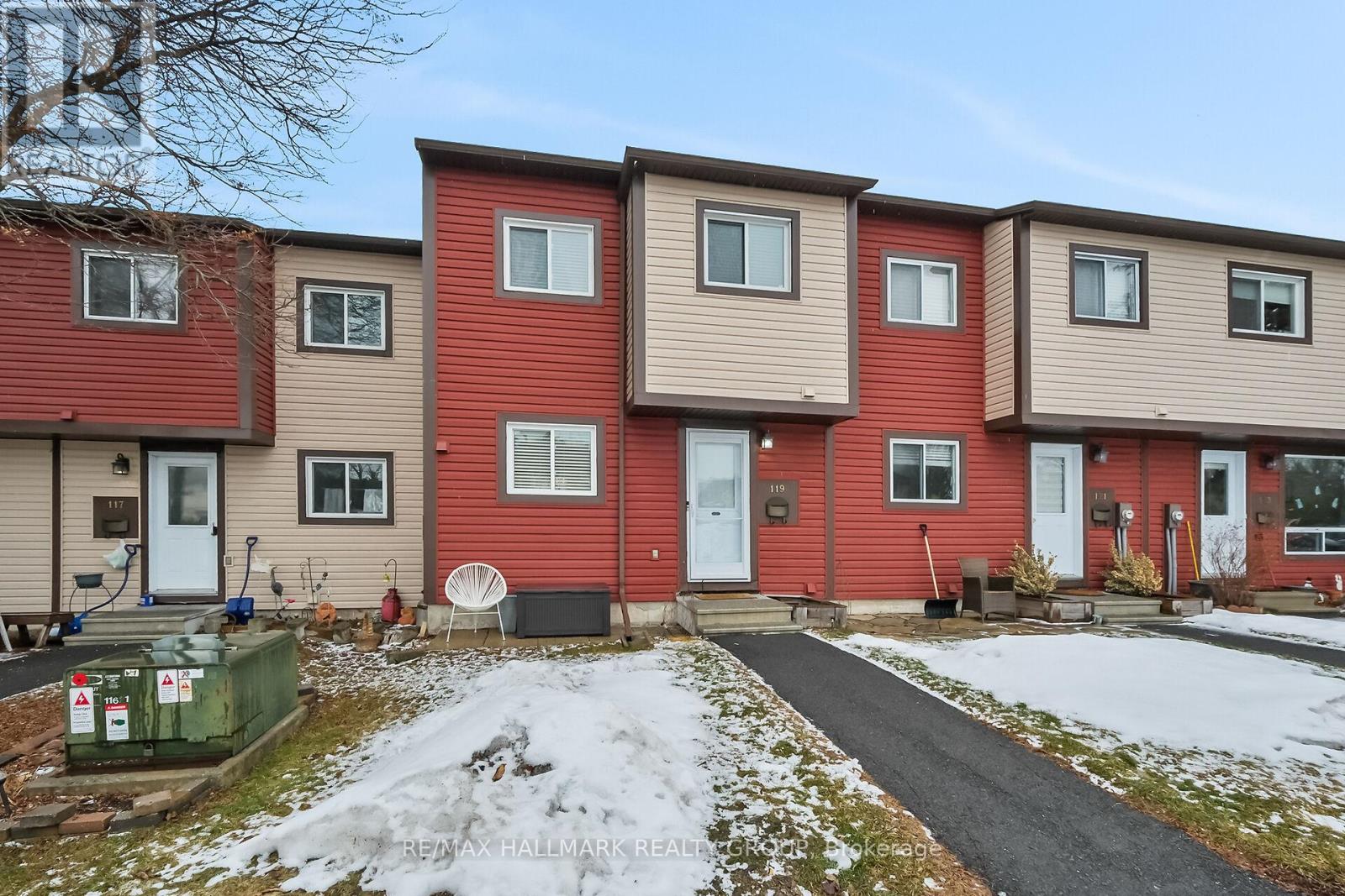 119 Teal Crescent, Ottawa, Ontario  K1E 2C1 - Photo 6 - X12909342