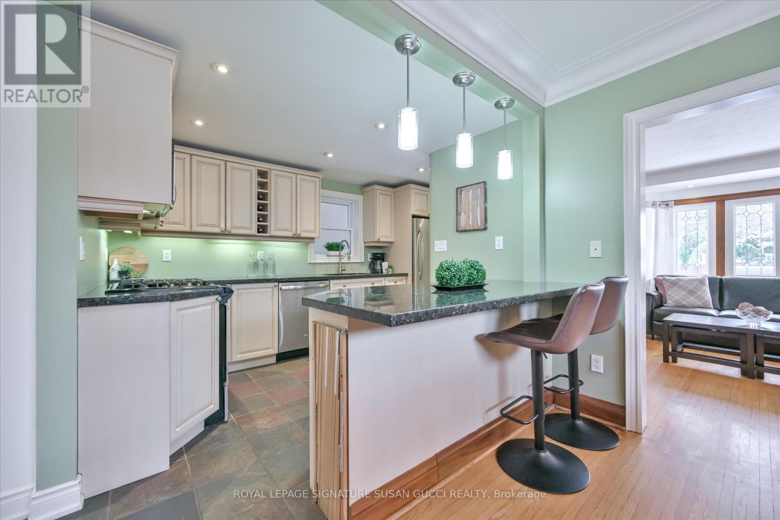 8 Fairside Avenue, Toronto, Ontario  M4C 3G9 - Photo 10 - E12909166