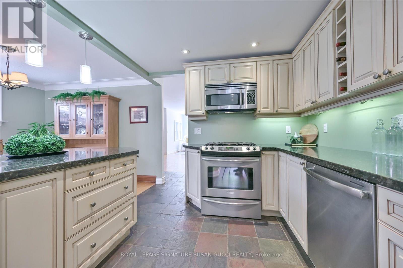 8 Fairside Avenue, Toronto, Ontario  M4C 3G9 - Photo 12 - E12909166