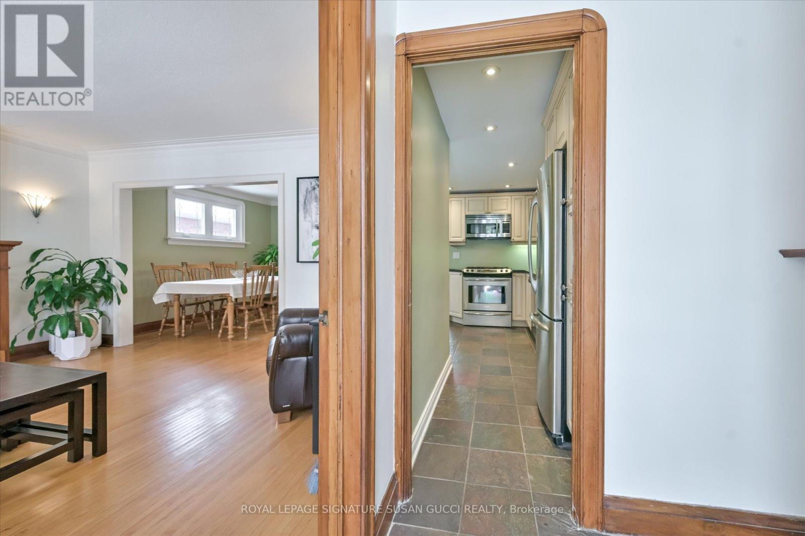 8 Fairside Avenue, Toronto, Ontario  M4C 3G9 - Photo 4 - E12909166