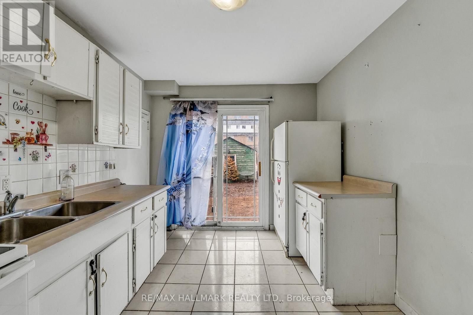 20 Kelvin Avenue, Toronto, Ontario  M4C 5C8 - Photo 11 - E12909258