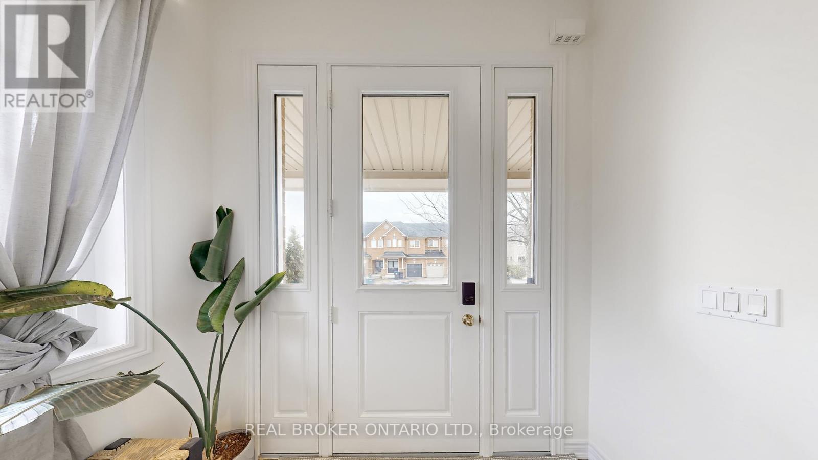 125 Gosnel Circle, Bradford West Gwillimbury (Bradford), Ontario  L3Z 0G3 - Photo 5 - N12909090