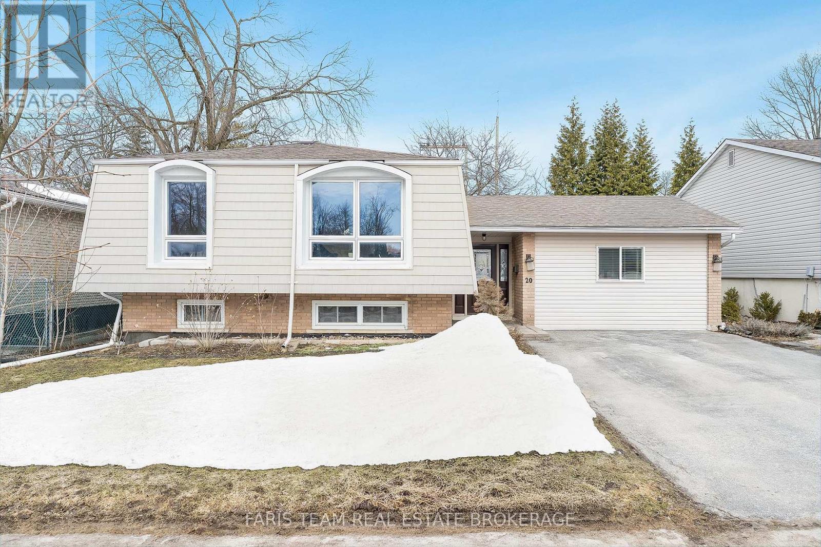 20 INDIAN ARROW ROAD, Barrie, Ontario