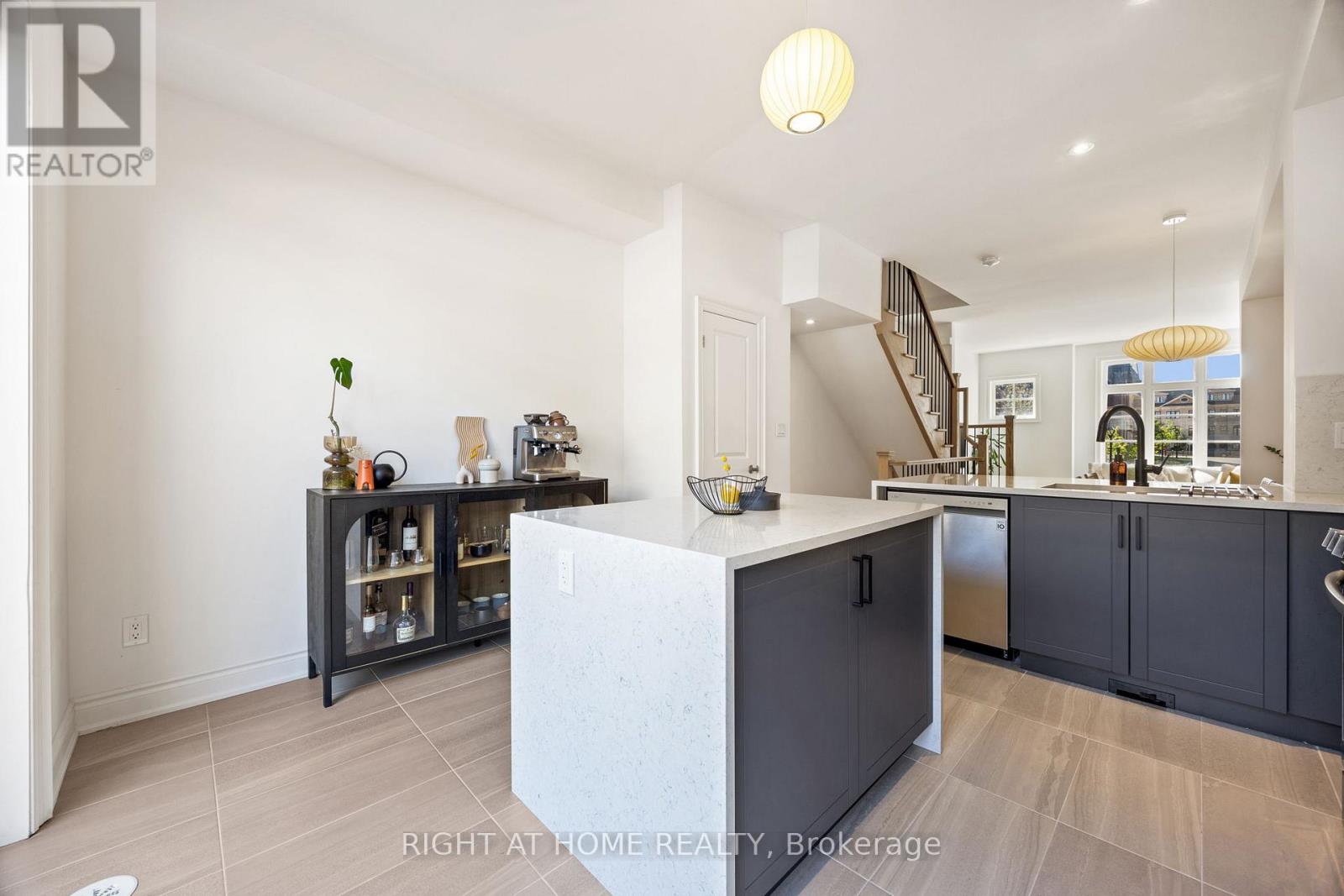 21 - 10 Lunar Crescent, Mississauga, Ontario  L5M 2P6 - Photo 3 - W12909048