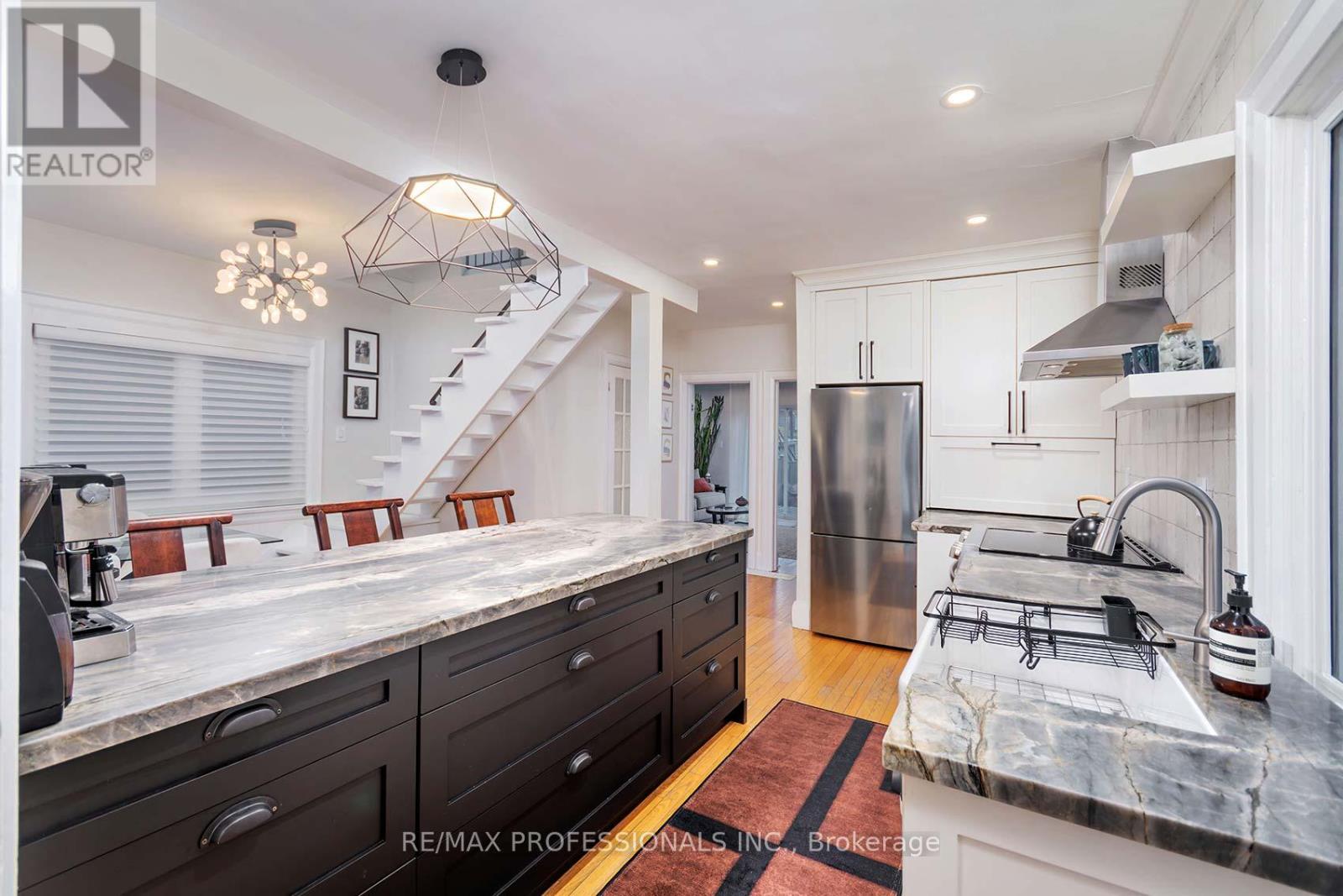 88 Morningside Avenue, Toronto, Ontario  M6S 1C9 - Photo 13 - W12909084