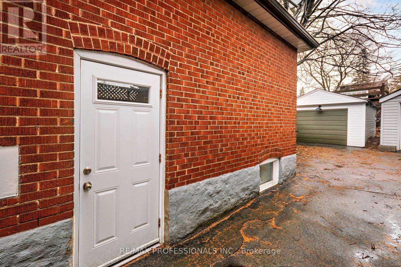 88 Morningside Avenue, Toronto, Ontario  M6S 1C9 - Photo 31 - W12909084