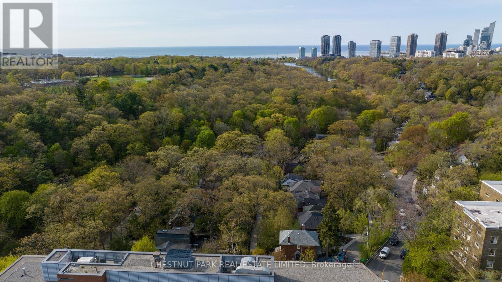 379 Ellis Park Road, Toronto (High Park-Swansea), Ontario  M6S 2V7 - Photo 5 - W12909148