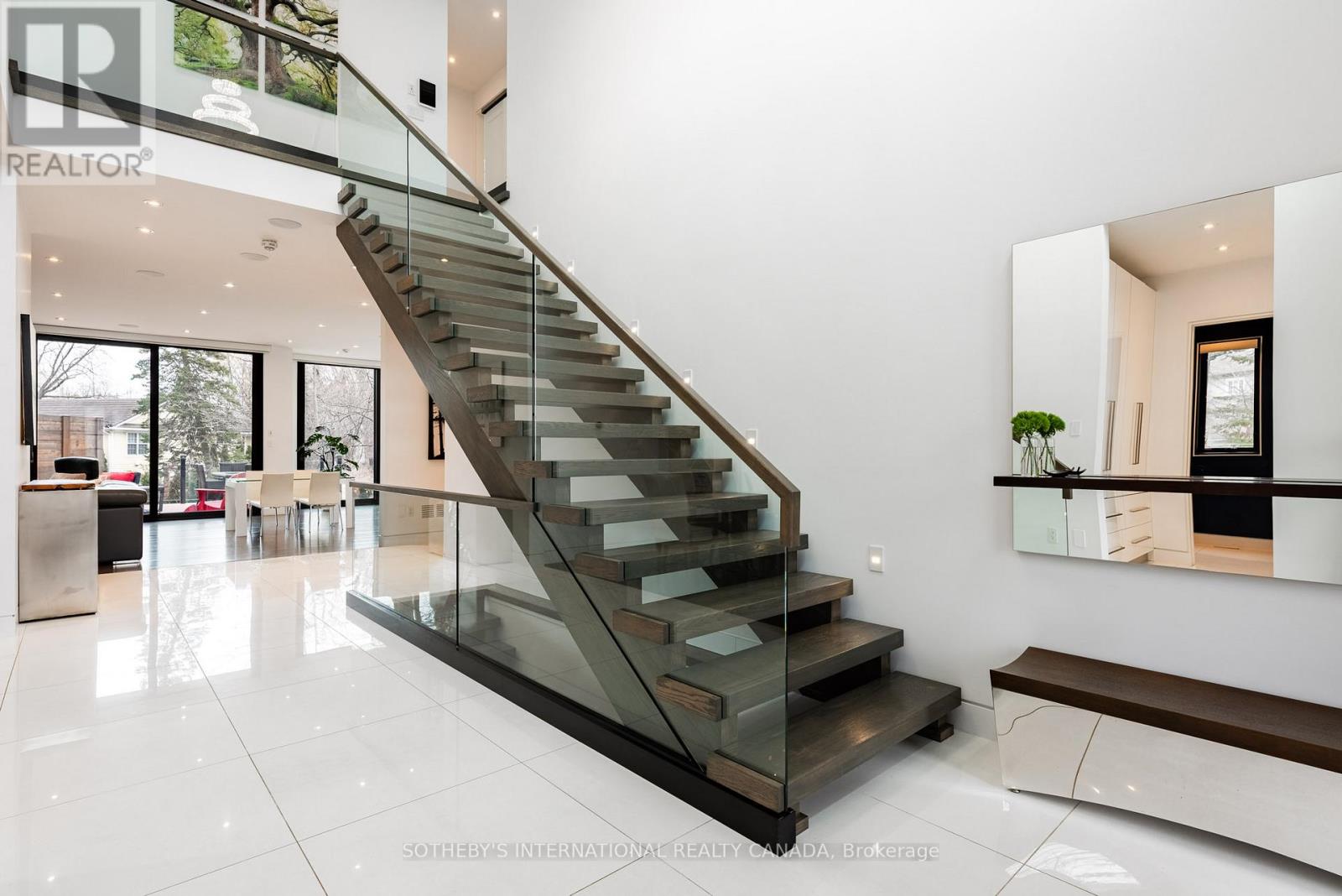 1388 Acton Crescent, Oakville, Ontario  L6J 2S5 - Photo 4 - W12909150