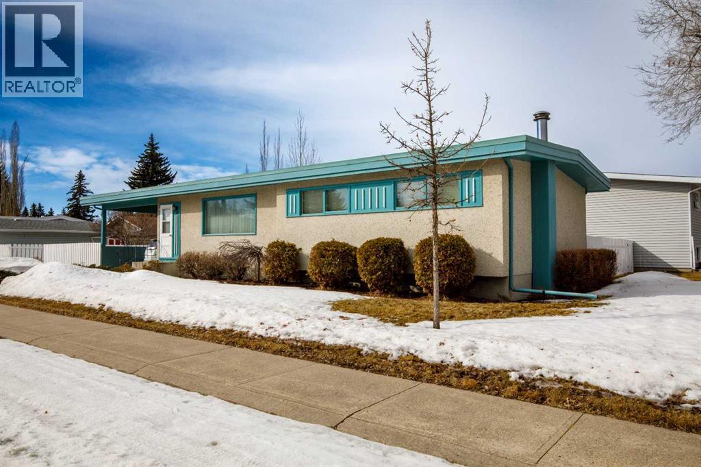 20 Macleod Close, Red Deer, Alberta  T4N 0K4 - Photo 2 - A2295168