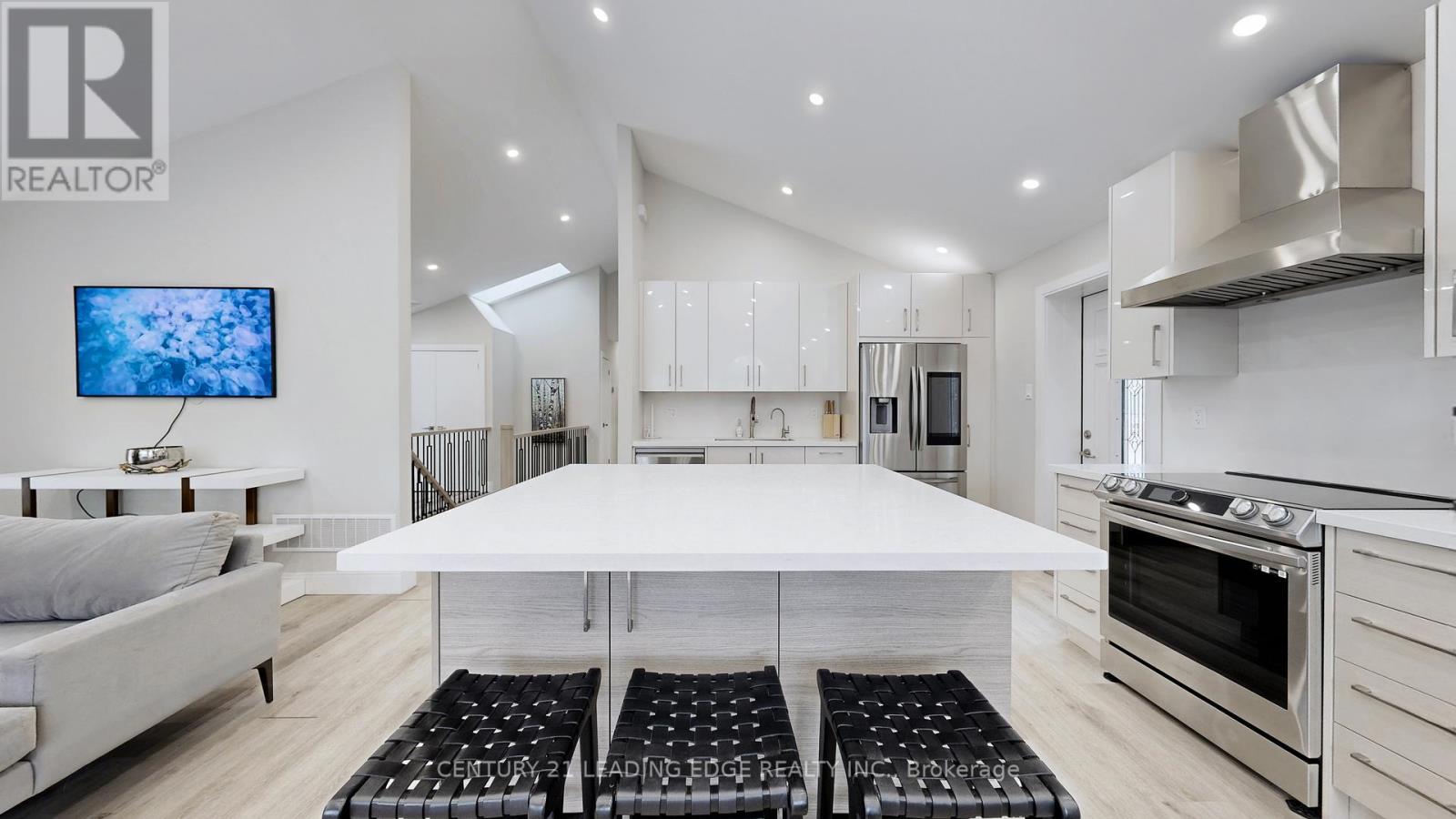 6 Beach Road, Whitchurch-Stouffville, Ontario  L4A 2G1 - Photo 14 - N12909468