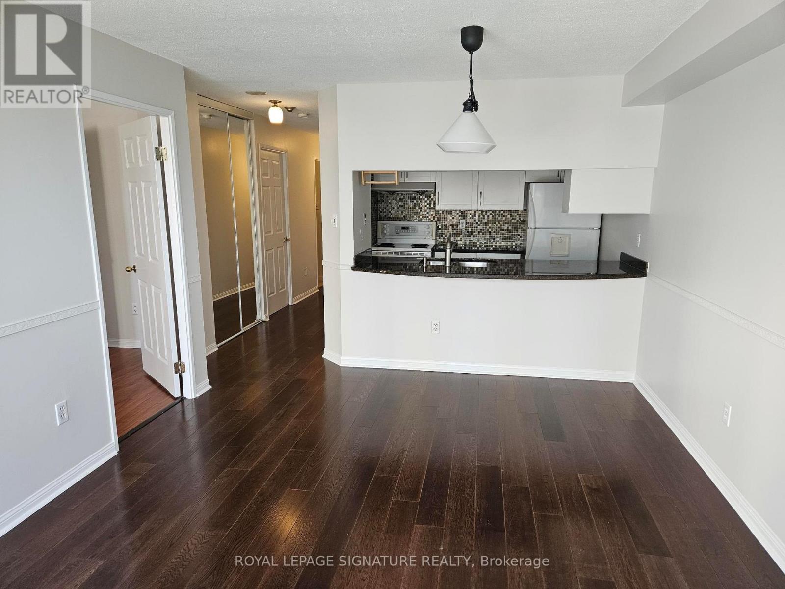 101 - 101 Subway Crescent, Toronto, Ontario  M9B 6K4 - Photo 3 - W12868636