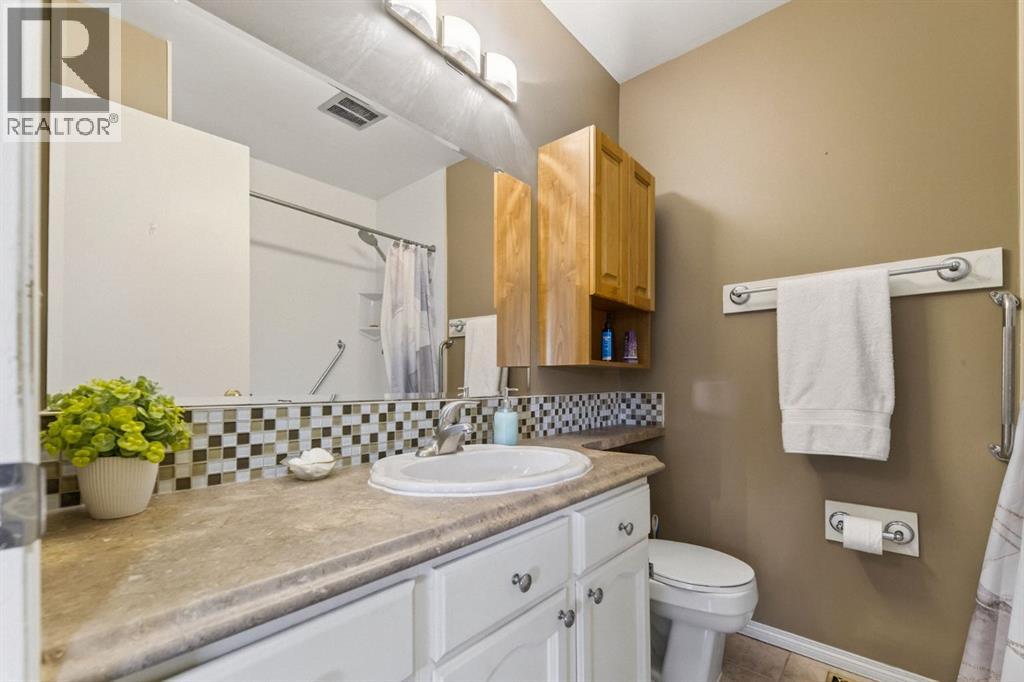 804 Queensland Drive Se, Calgary, Alberta  T2J 4T1 - Photo 35 - A2294924