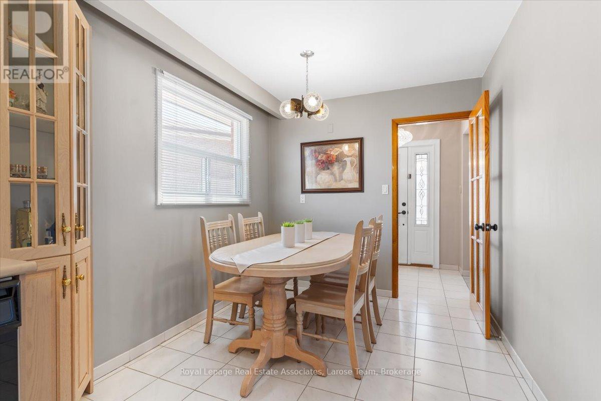 510 Ettridge Court, Mississauga, Ontario  L5G 1W6 - Photo 10 - W12909436