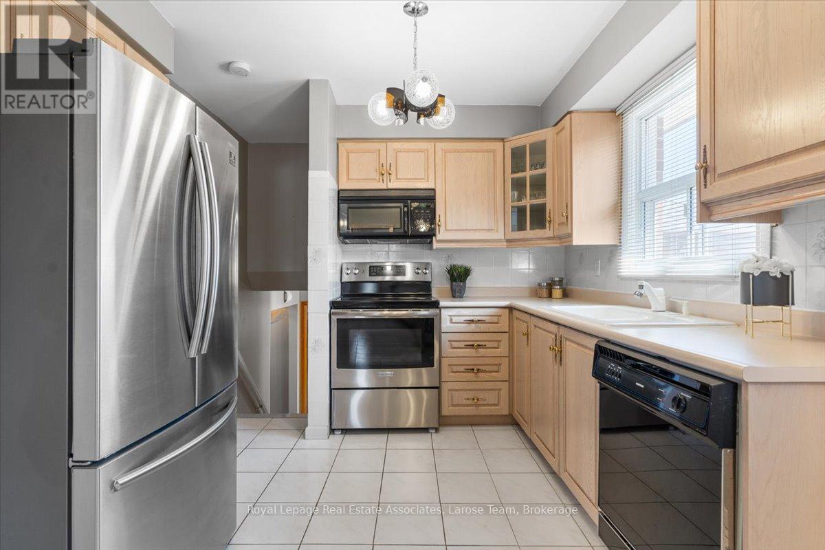 510 Ettridge Court, Mississauga, Ontario  L5G 1W6 - Photo 11 - W12909436