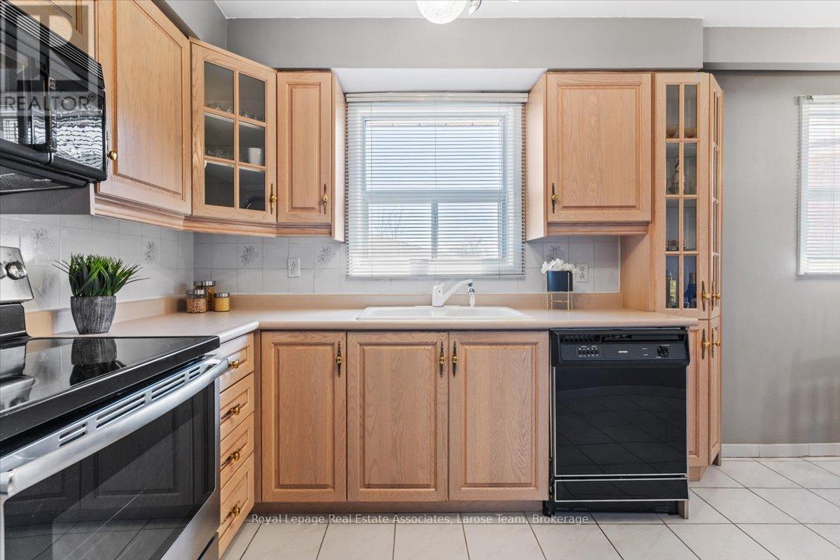 510 Ettridge Court, Mississauga, Ontario  L5G 1W6 - Photo 12 - W12909436