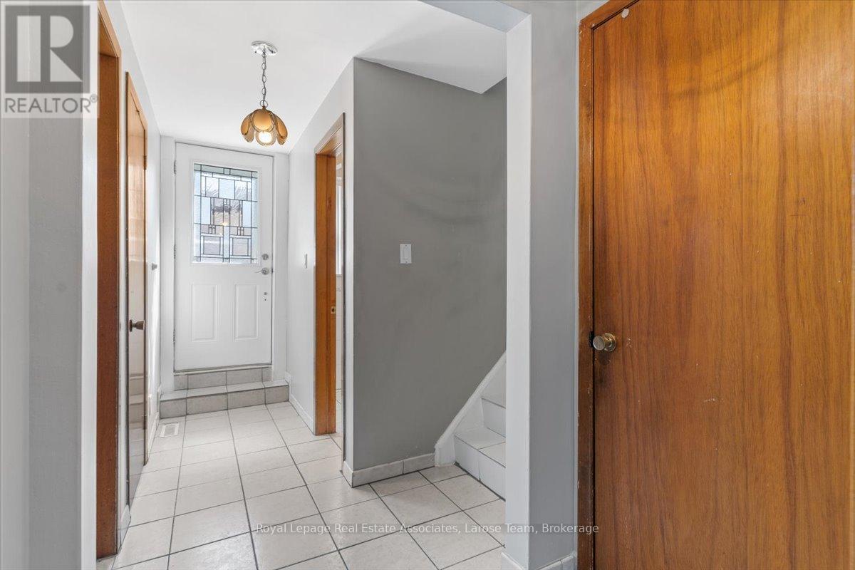 510 Ettridge Court, Mississauga, Ontario  L5G 1W6 - Photo 18 - W12909436