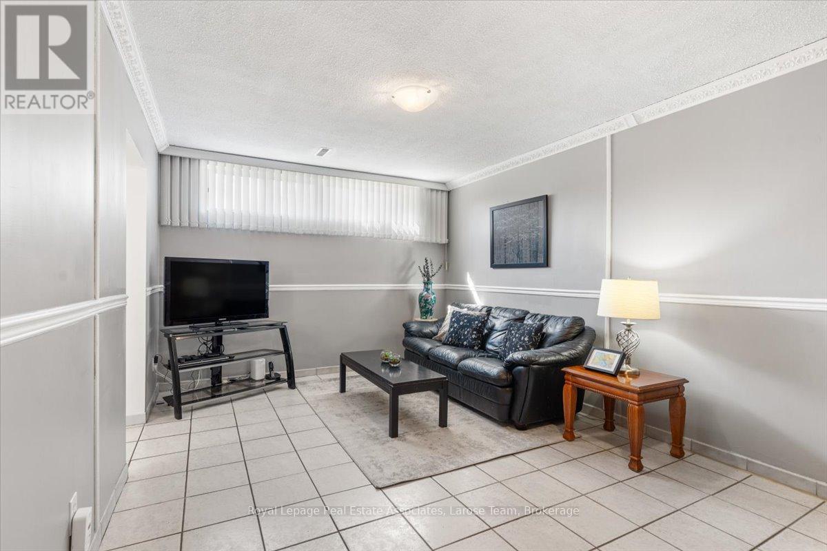 510 Ettridge Court, Mississauga, Ontario  L5G 1W6 - Photo 23 - W12909436