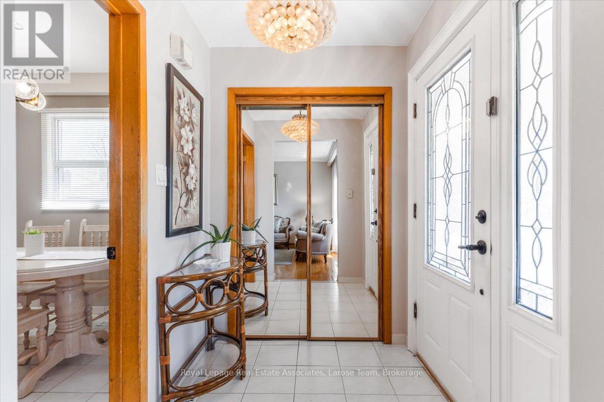 510 Ettridge Court, Mississauga, Ontario  L5G 1W6 - Photo 3 - W12909436