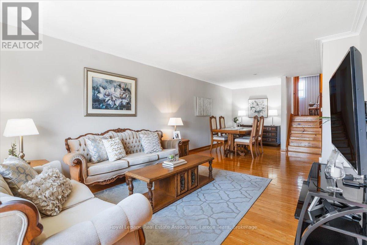 510 Ettridge Court, Mississauga, Ontario  L5G 1W6 - Photo 4 - W12909436